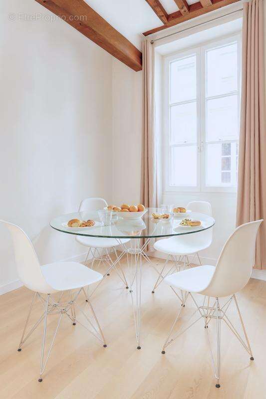 Appartement à PARIS-1E