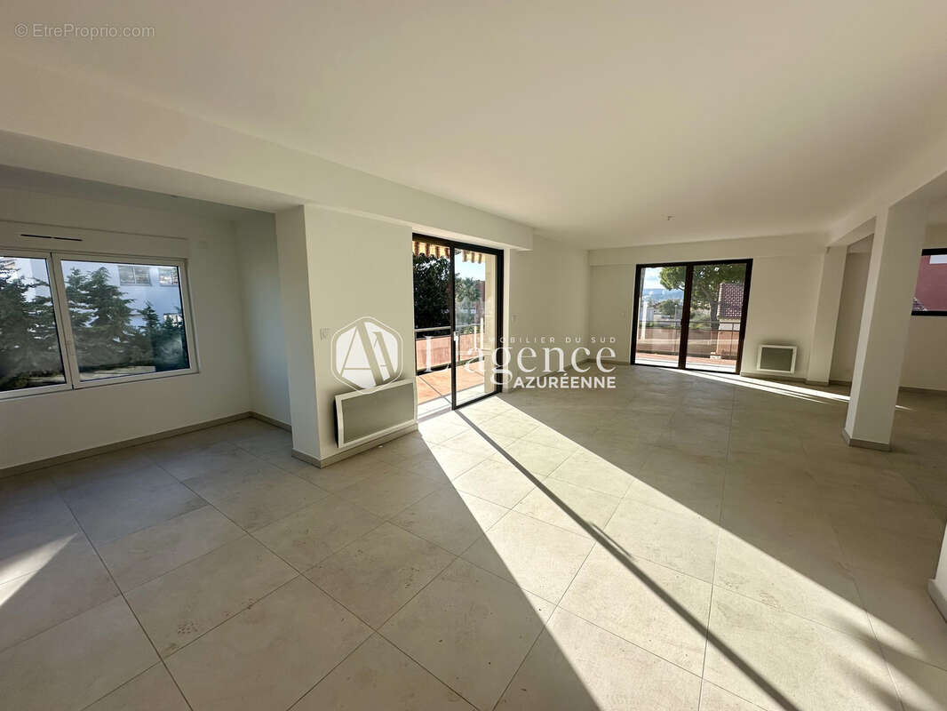 Appartement à SAINT-LAURENT-DU-VAR