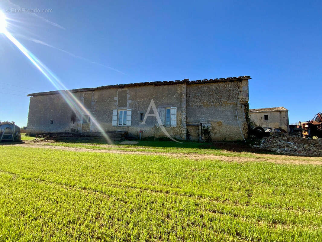 Maison à SAINT-GENIS-DE-SAINTONGE