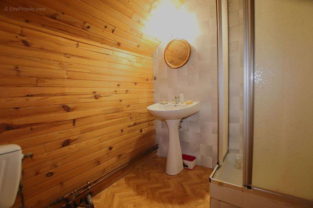 Ensemble immobilier avec gîte et potentiel second gîte - Maison T7 de 211 m² sur terrain arboré - photo 13