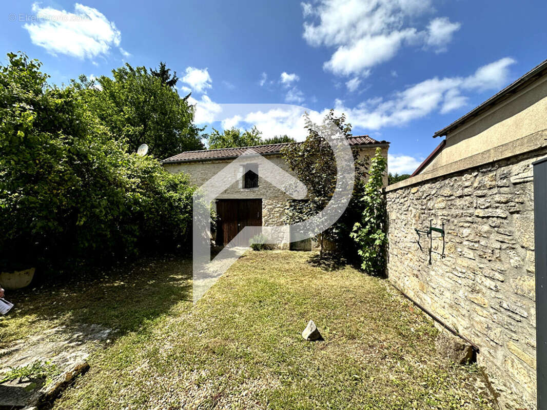 Maison à SAVIGNAC-LES-EGLISES