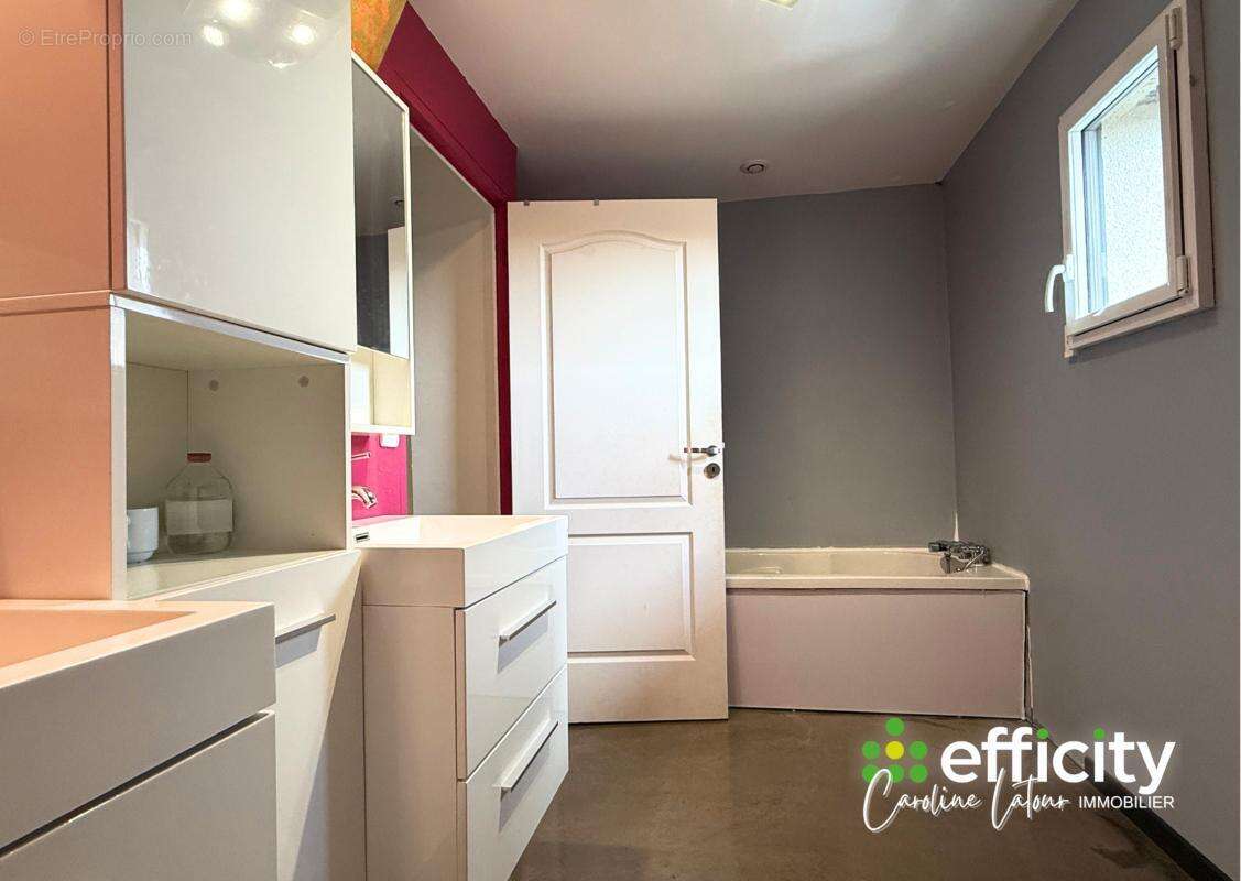 Maison à MARCILLY-LE-CHATEL