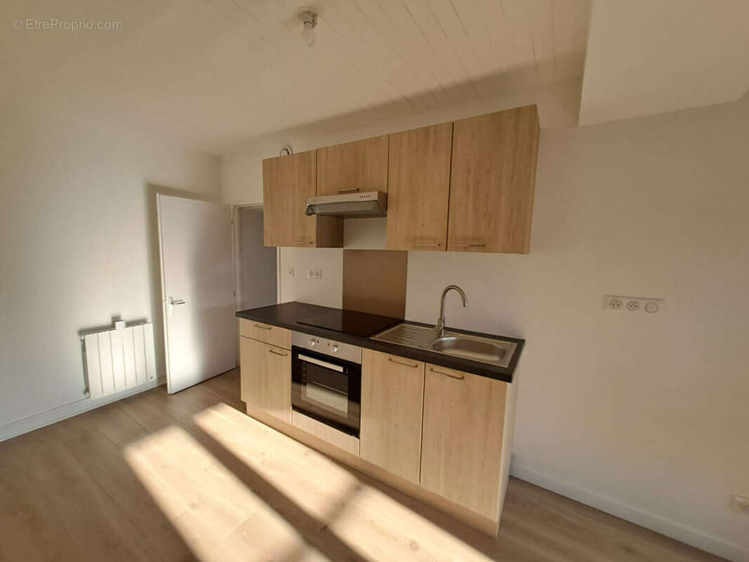 St LAURENT d'OINGT - Immeuble en pierres dorées - 2 logements locatifs - photo 3