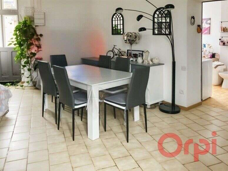 Appartement à AINAY-LE-CHATEAU