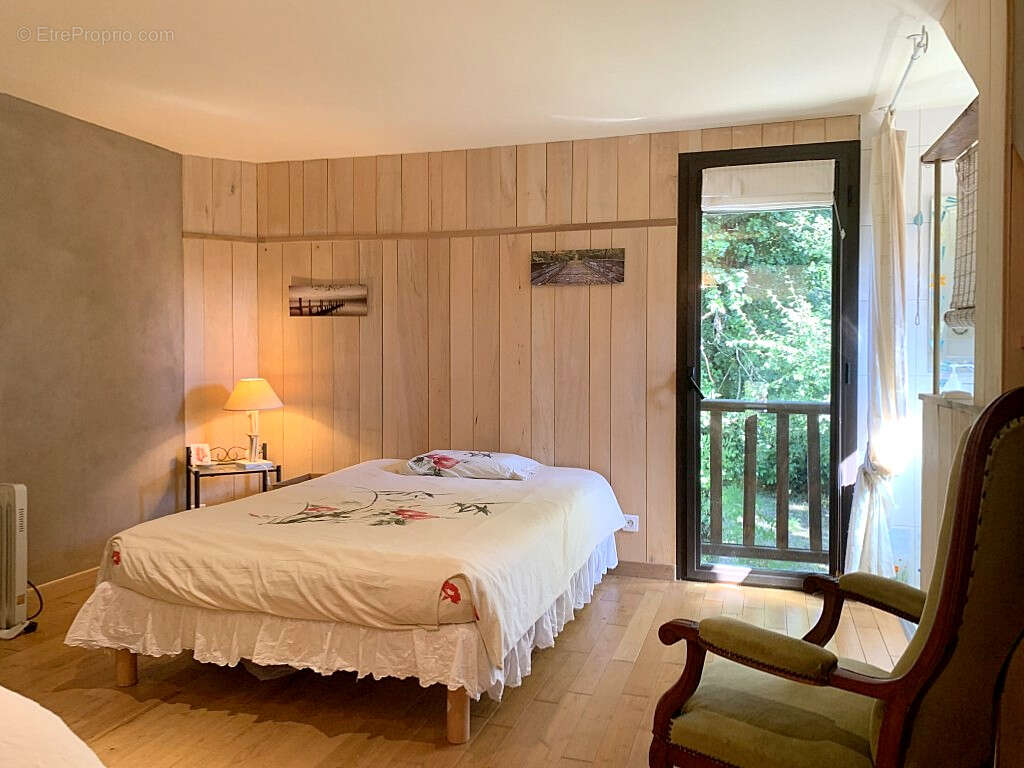46800 Montcuq -Propriété de caractère 420 m², 11 chambres, piscine et espace bien-être sur 2,5 ha - photo 10