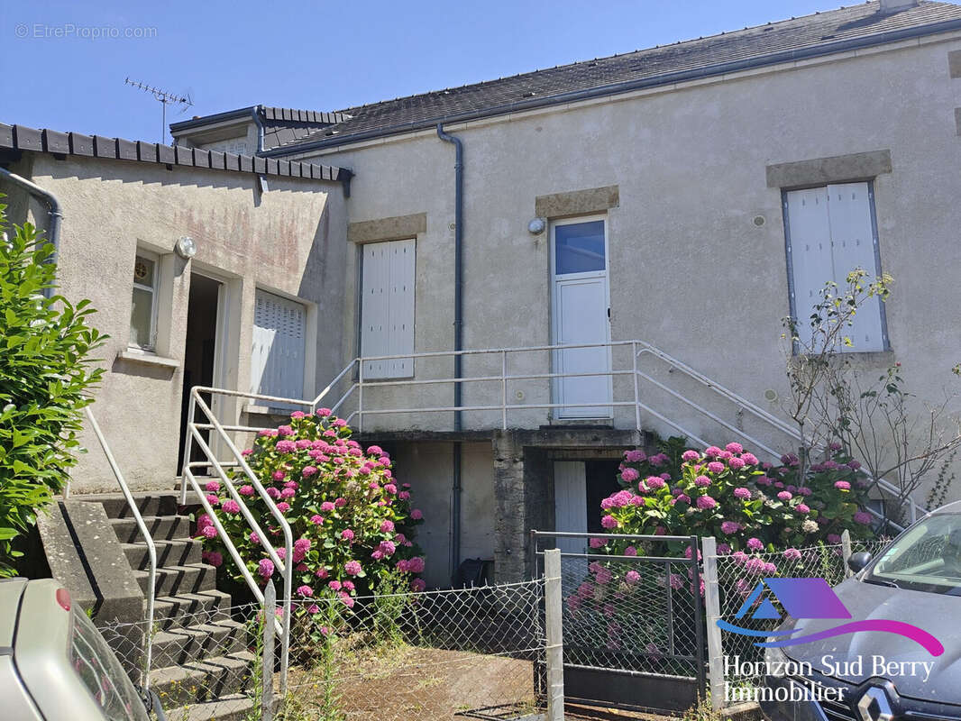 Façade arrière avec petite cour - Maison à LA CHATRE