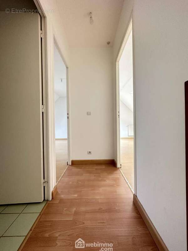 A l'étage, le palier mène à ... - Maison à ATHIES-SOUS-LAON