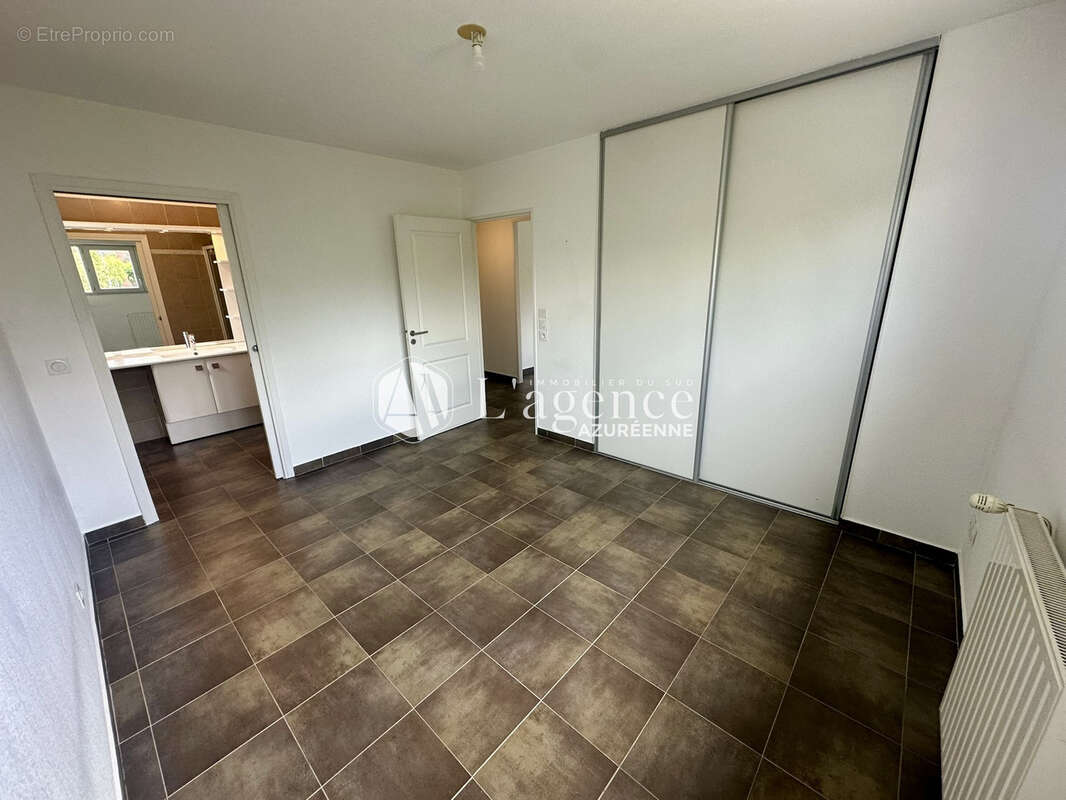 Appartement à SAINT-LAURENT-DU-VAR