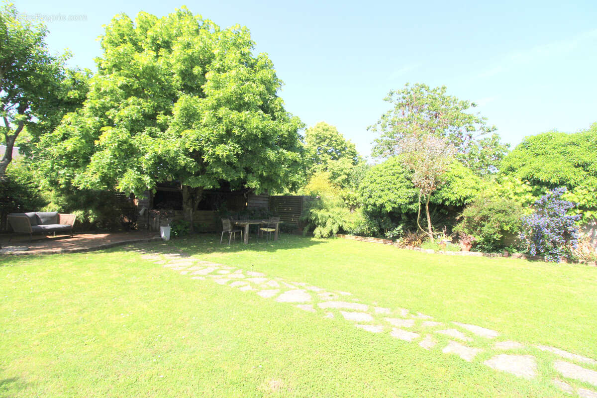 Entre Dreux et Villemeux-sur-Eure, longère de 6 pièces sur un jardin clos d'env. 570 m2. - photo 17