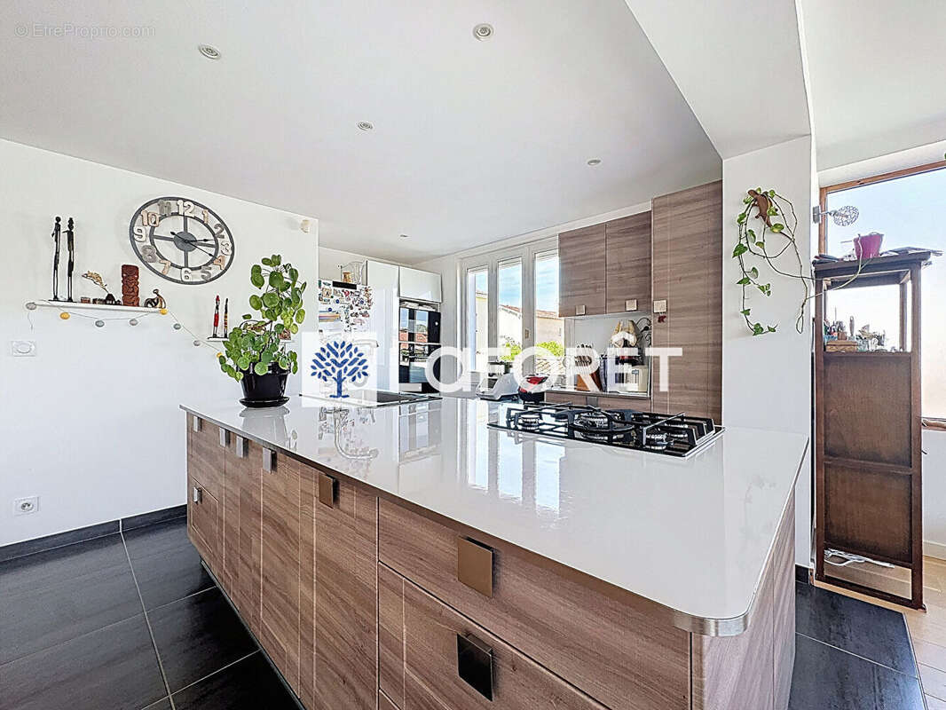 Maison coeur village de Tramoyes de 232,49m² et son terrain avec piscine de 942m² - photo 3
