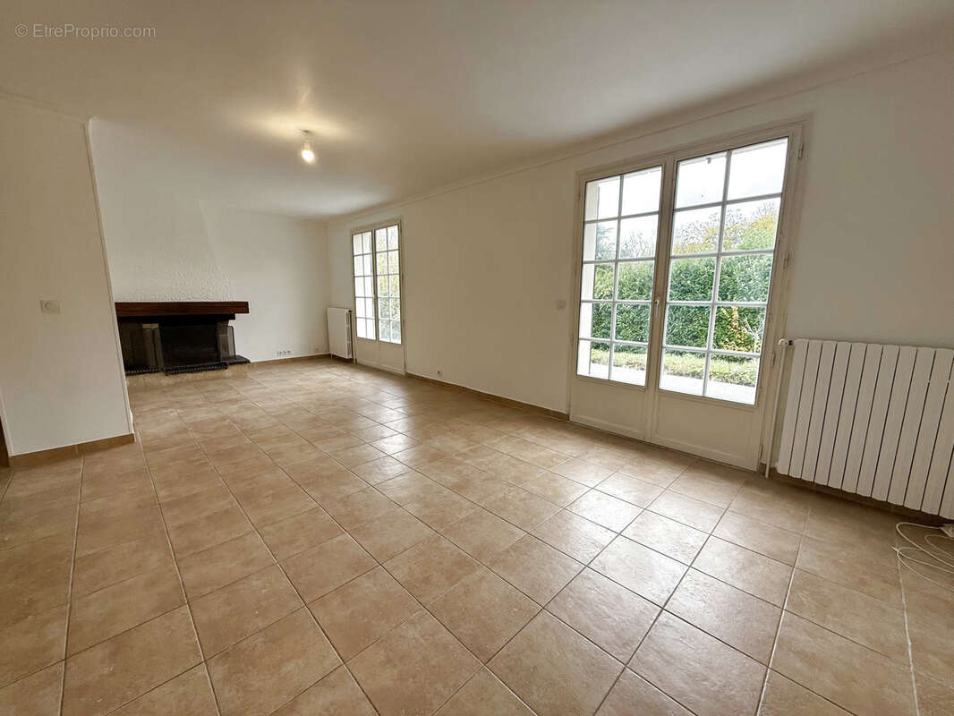 Maison à MORAINVILLIERS