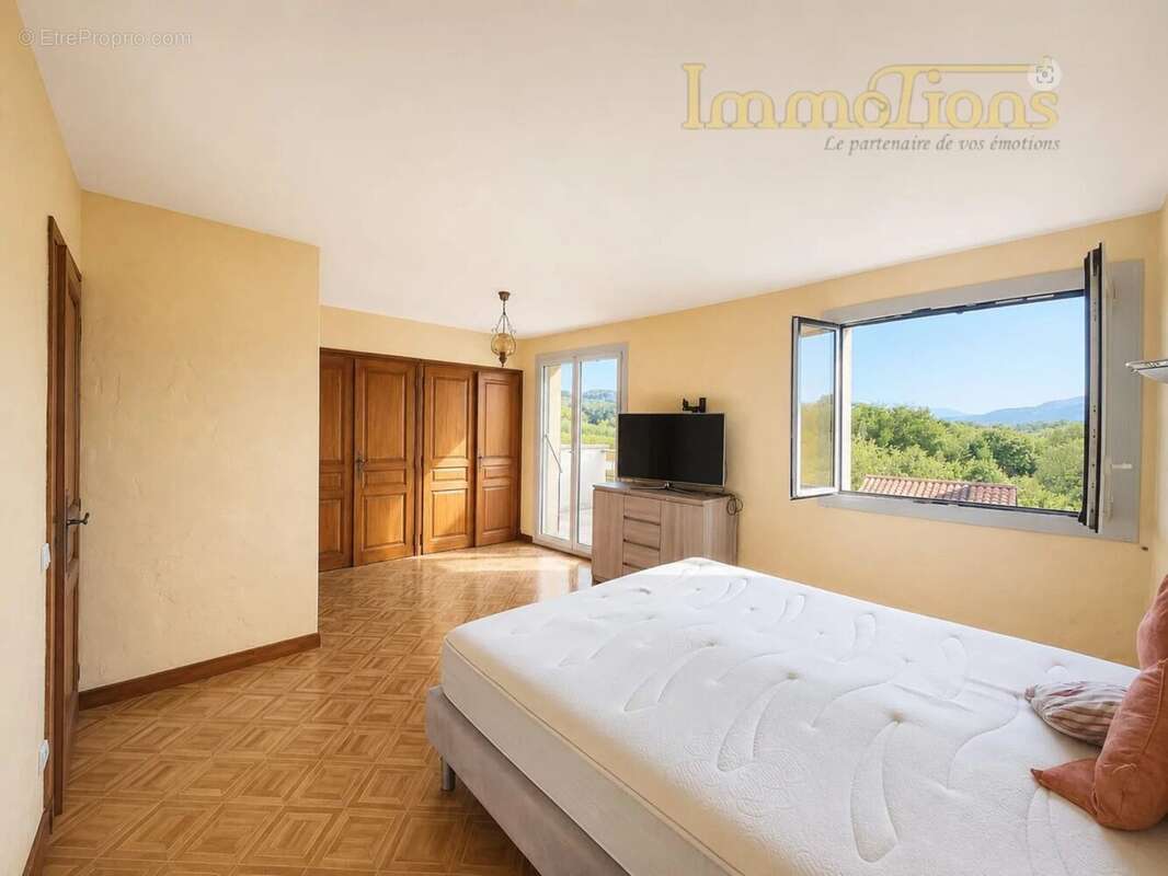 Maison familiale 189 m² avec piscine, garage de 82 m² et vue dégagée - photo 12