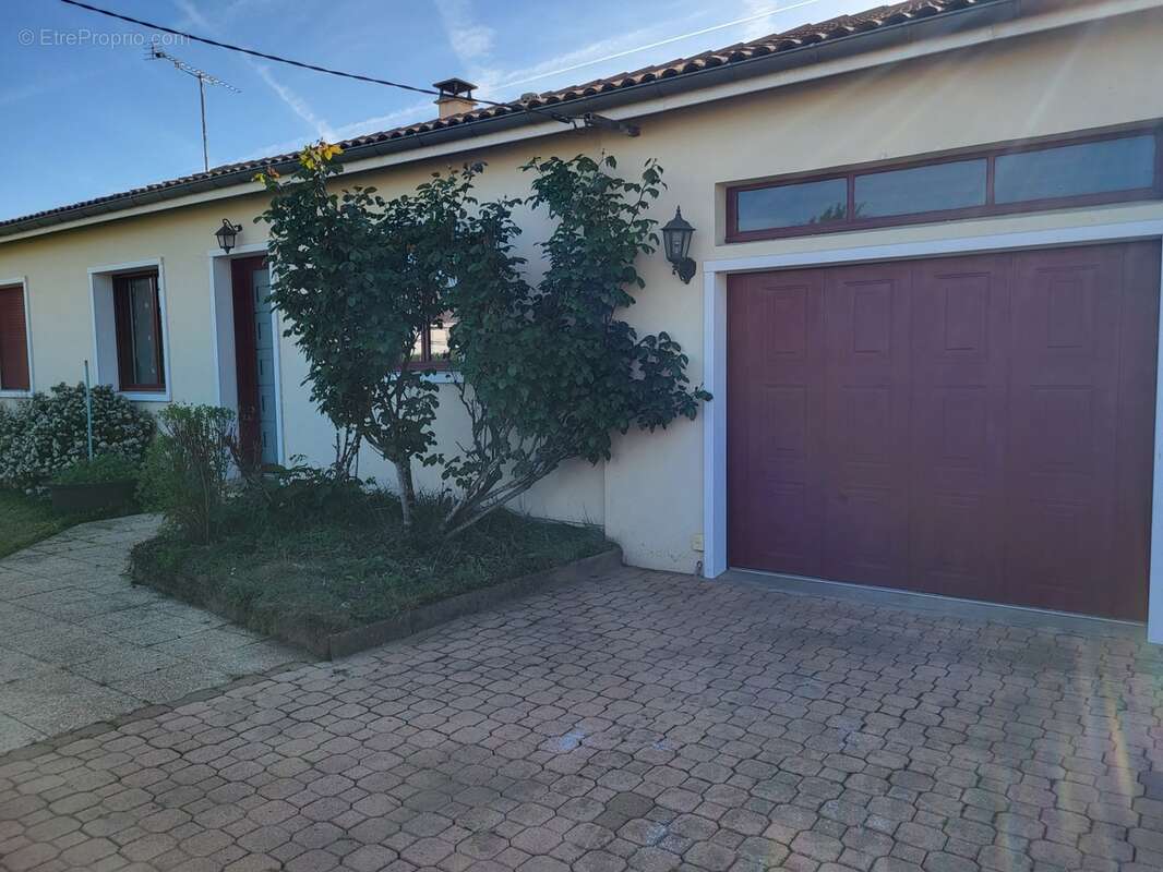 Maison à vendre 6 pièces AIRVAULT (79) Terrain 984 m² - photo 2