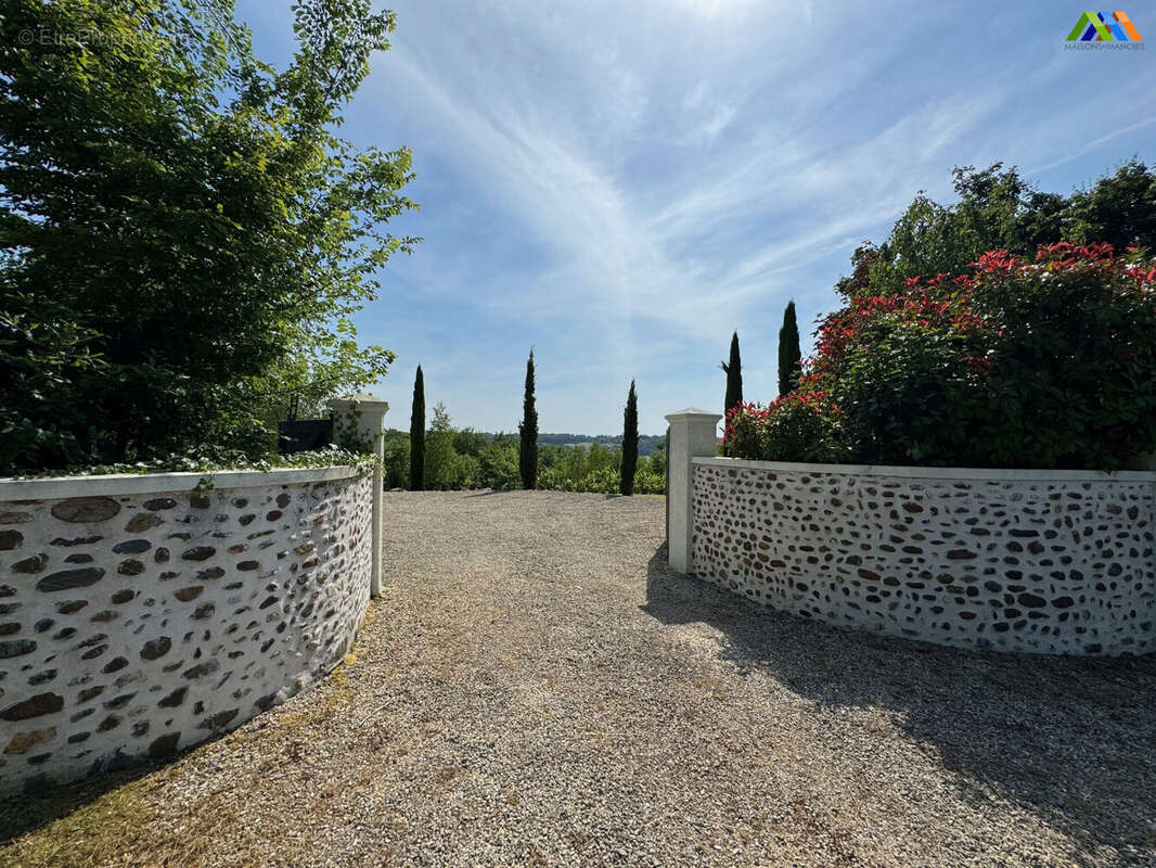 Maison 138 m² à Garlin  - photo 2