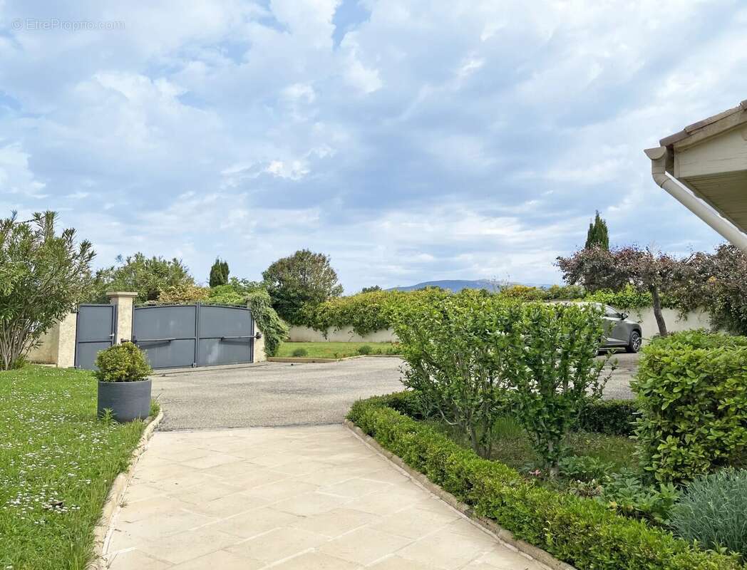 Maison à L'ISLE-SUR-LA-SORGUE