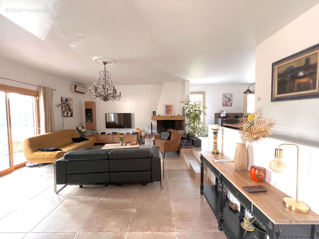Maison à LE REVEST-LES-EAUX