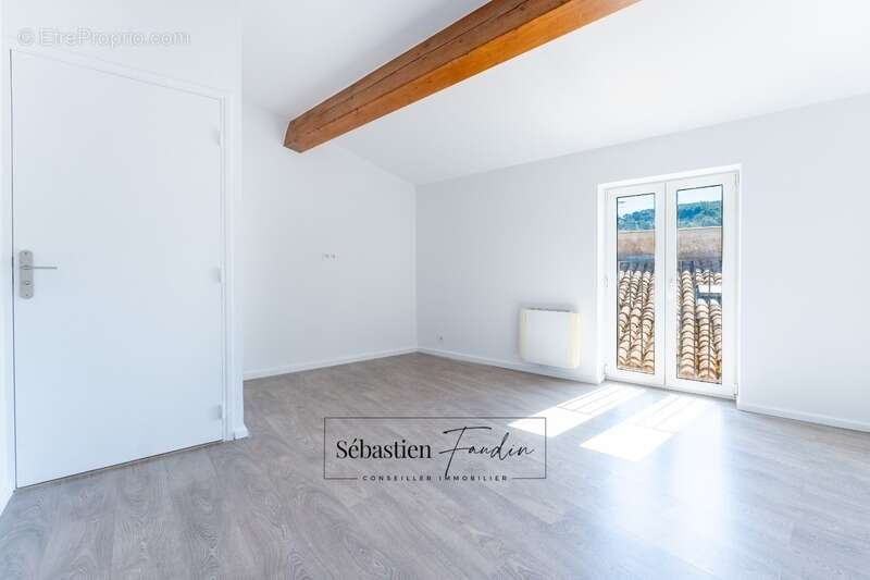 Appartement à SOLLIES-TOUCAS
