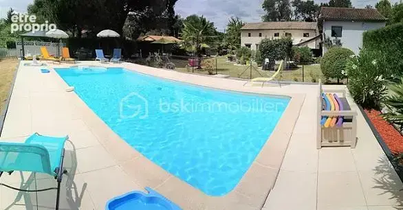 Magnifique propriete de 257 m2 avec 6 chambres, 4 sdb, piscine et un gite de 67 m2 avec 2 chambres !!! - photo 2