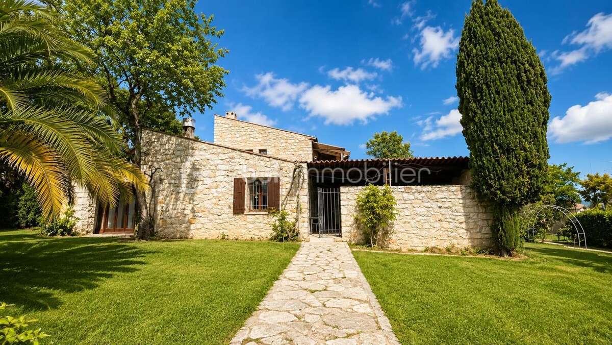 Maison familiale rénovée – 4 chambres – Terrain 4 000 m² – Vence la Sine - photo 2