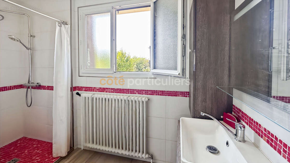 Vaste maison familiale de 185 m² avec jardin arboré et 6 chambres - photo 9