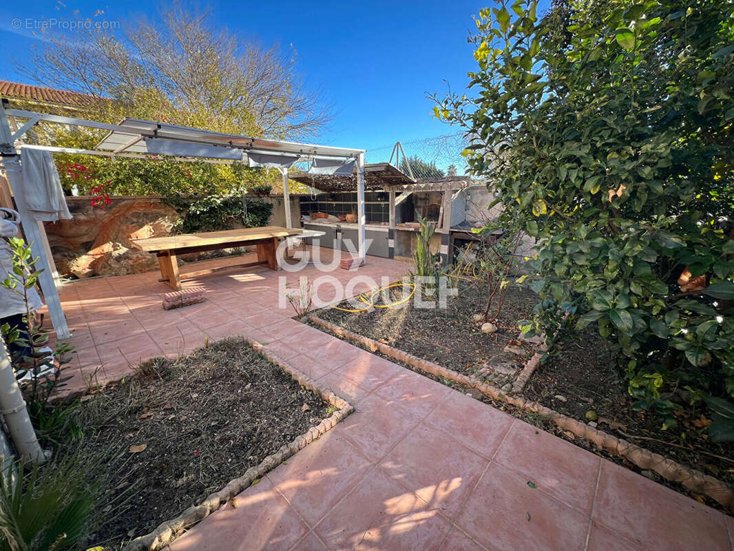 Maison à SAINT-LAURENT-DE-LA-SALANQUE