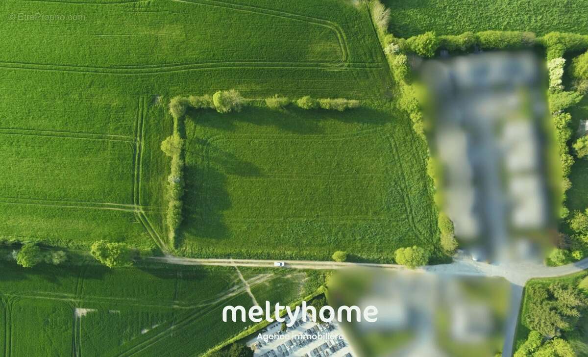 Terrain à TESSY-SUR-VIRE