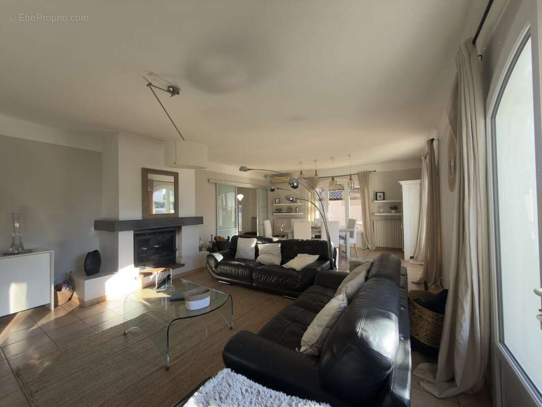 Maison à SAINT-MITRE-LES-REMPARTS