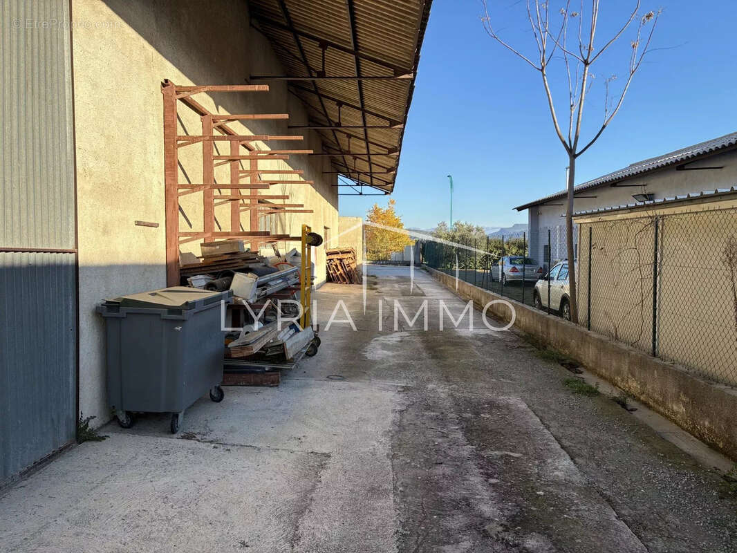 Local d'activite a vendre - 800 m2 - proche autoroute - photo 6