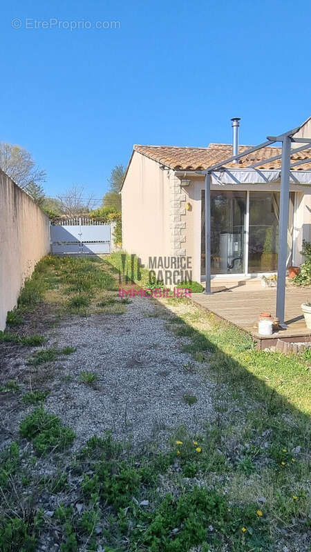 Maison à ENTRAIGUES-SUR-LA-SORGUE