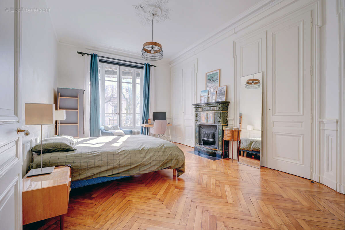 Appartement T3/4 d'exception d'une superficie de 105 m2, à deux pas de l'avenue du Maréchal de Saxe - photo 4