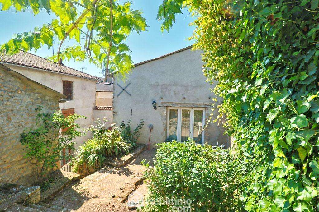 Ensemble immobilier avec 1 maison principale et 1 T2 et 1 studio loués.