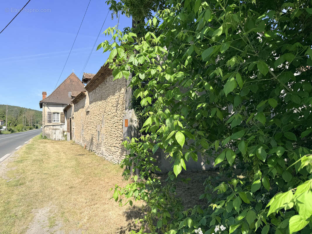 Parking à ANTONNE-ET-TRIGONANT