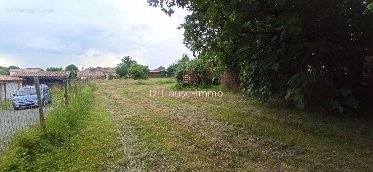 Terrain à SAINT-GENES-DE-LOMBAUD