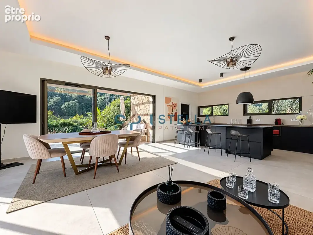 Villa de standing -135 m²  - Prestations raffinées, piscine et intimité absolue - photo 7