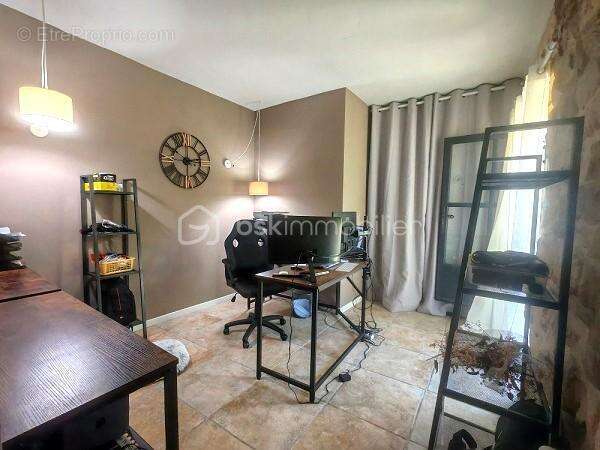 Maison à SAINT-CHAPTES