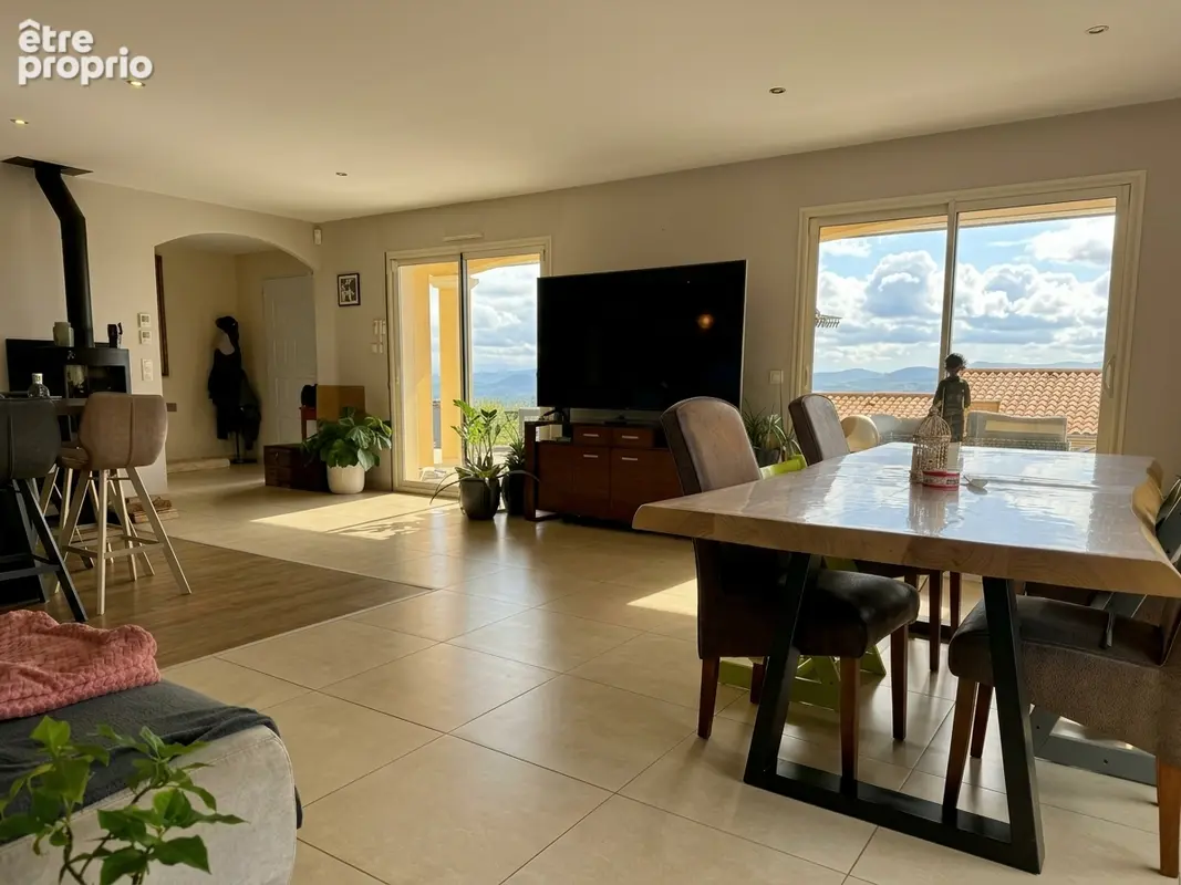 Oingt - Une villa familiale 5 chambres avec piscine et vue dégagée - photo 2