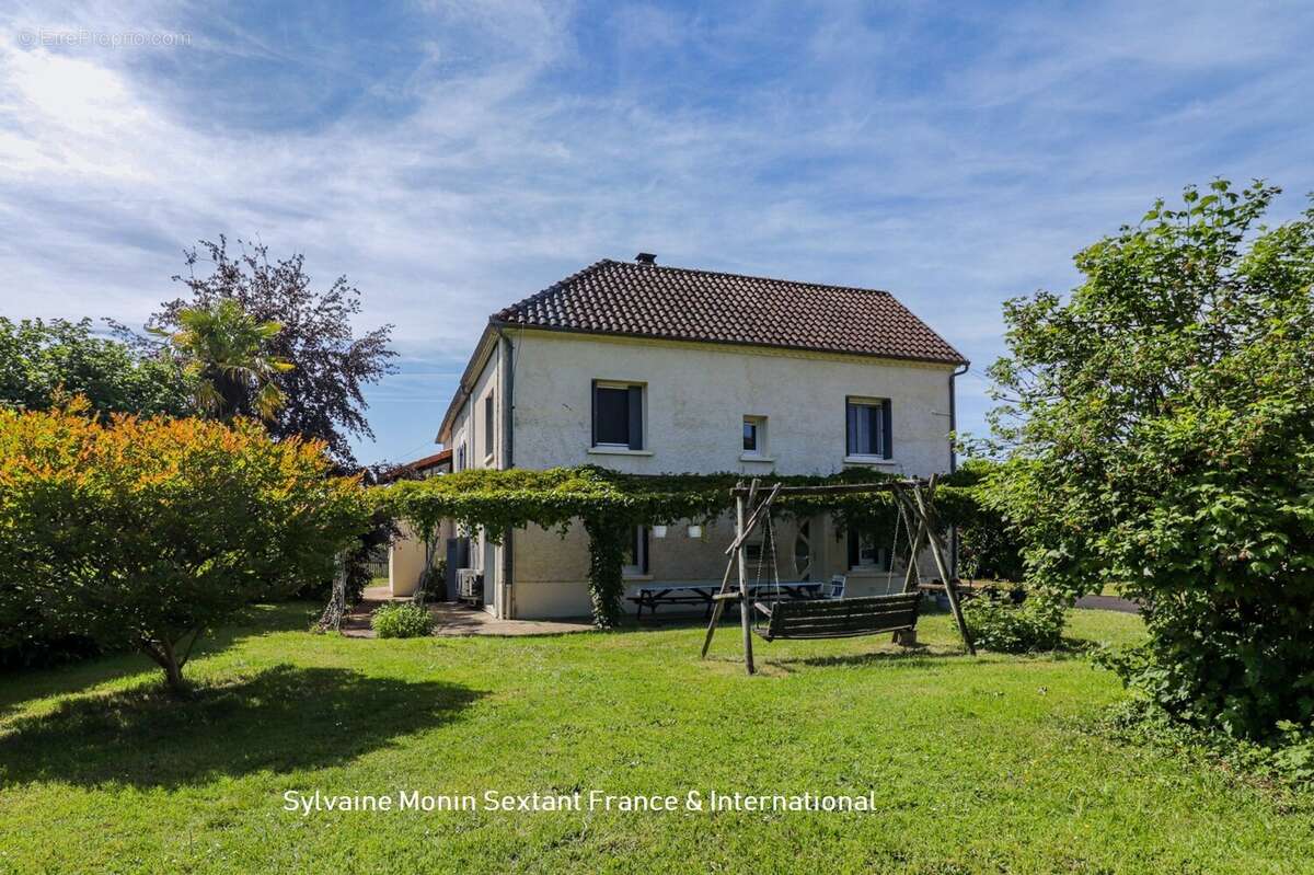 Maison à COULAURES