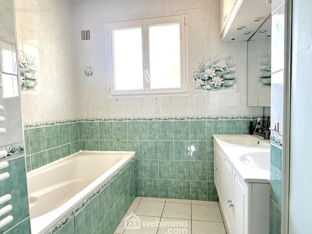 ...d&#039;un salle de bain spacieuse.. - Maison à LONGUE-JUMELLES