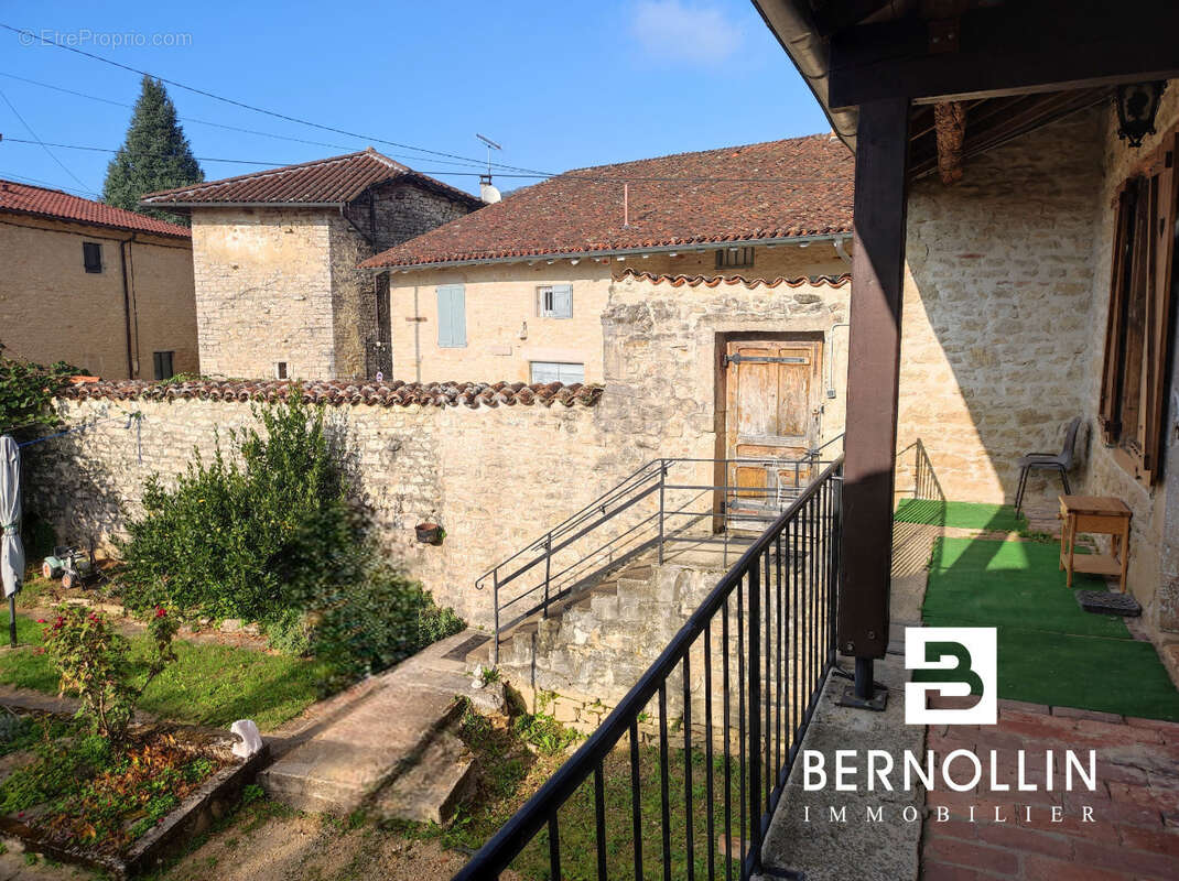 Maison à COURMANGOUX