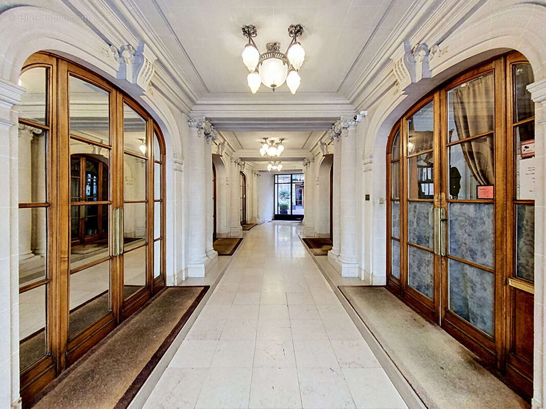 Appartement à PARIS-8E
