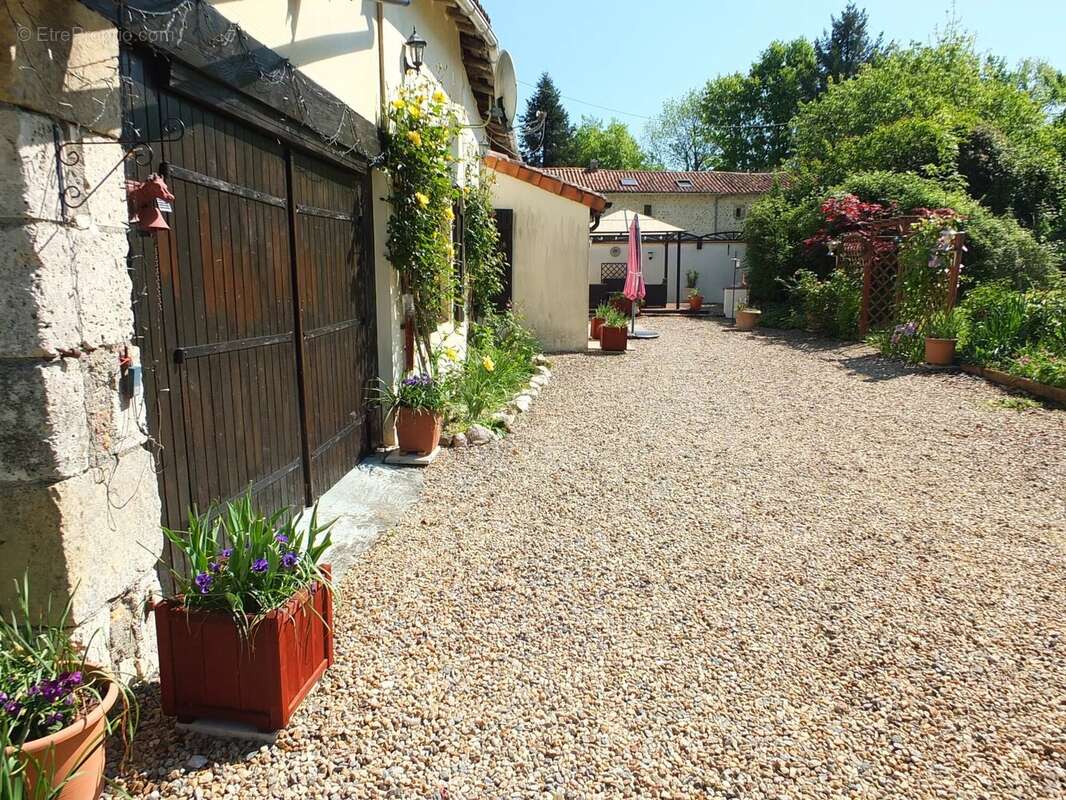 Maison à SAINT-ADJUTORY