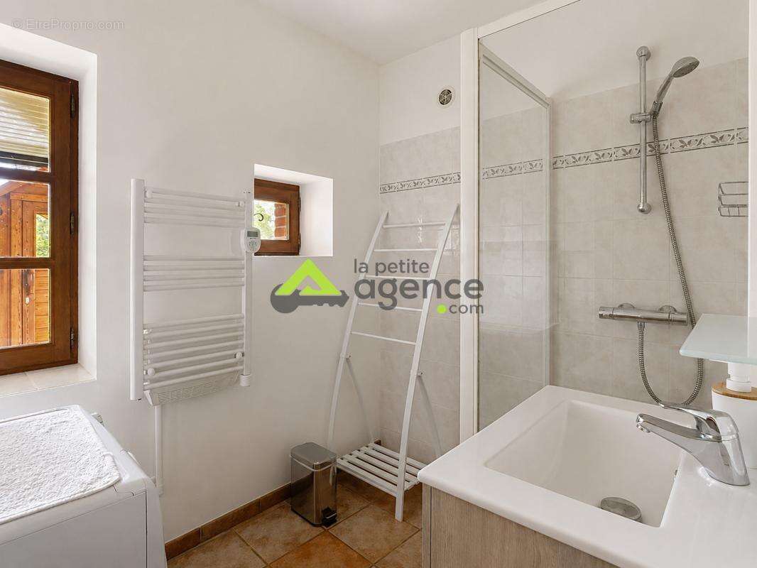Maison de caractère rénovée avec piscine, sauna et potentiel - photo 11