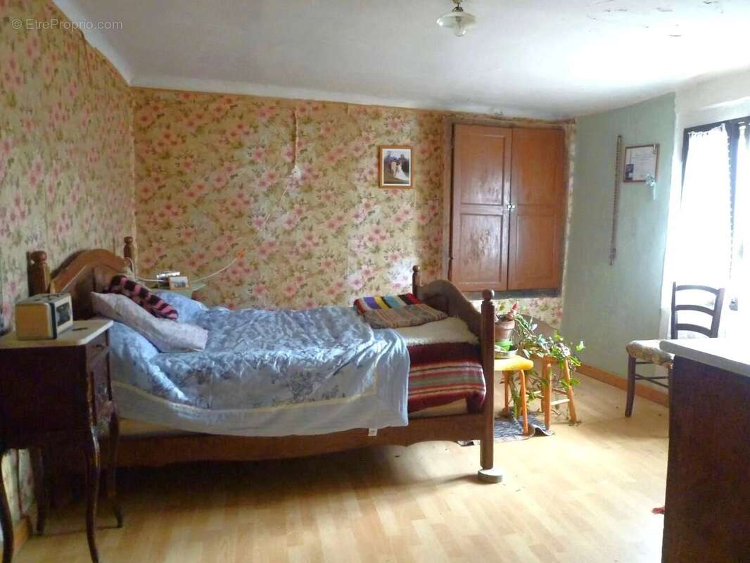 Appartement à CASTELLET-LES-SAUSSES