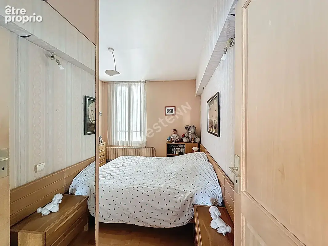 Montreuil, proche du metro, bien atypique entre la maison et l'appartement en duplex avec son entree independante et sa cour pri - photo 5
