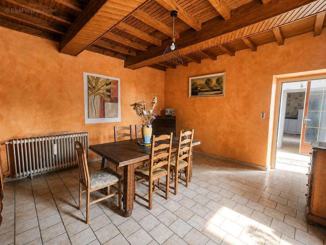 Maison de 130,94 m² à rénover avec dépendances et jardin - photo 2