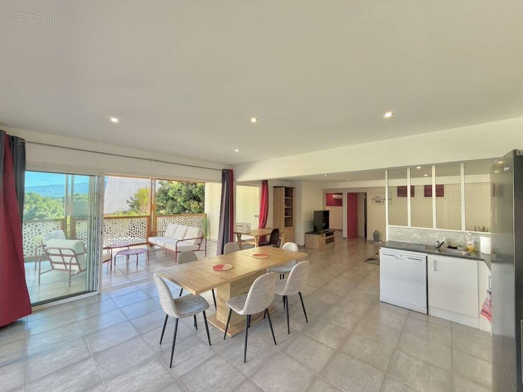 À vendre – Villa T11 d'exception avec piscine, jacuzzi et fort potentiel locatif – Mont-Vert-les-Bas (Saint-Pierre) - photo 16