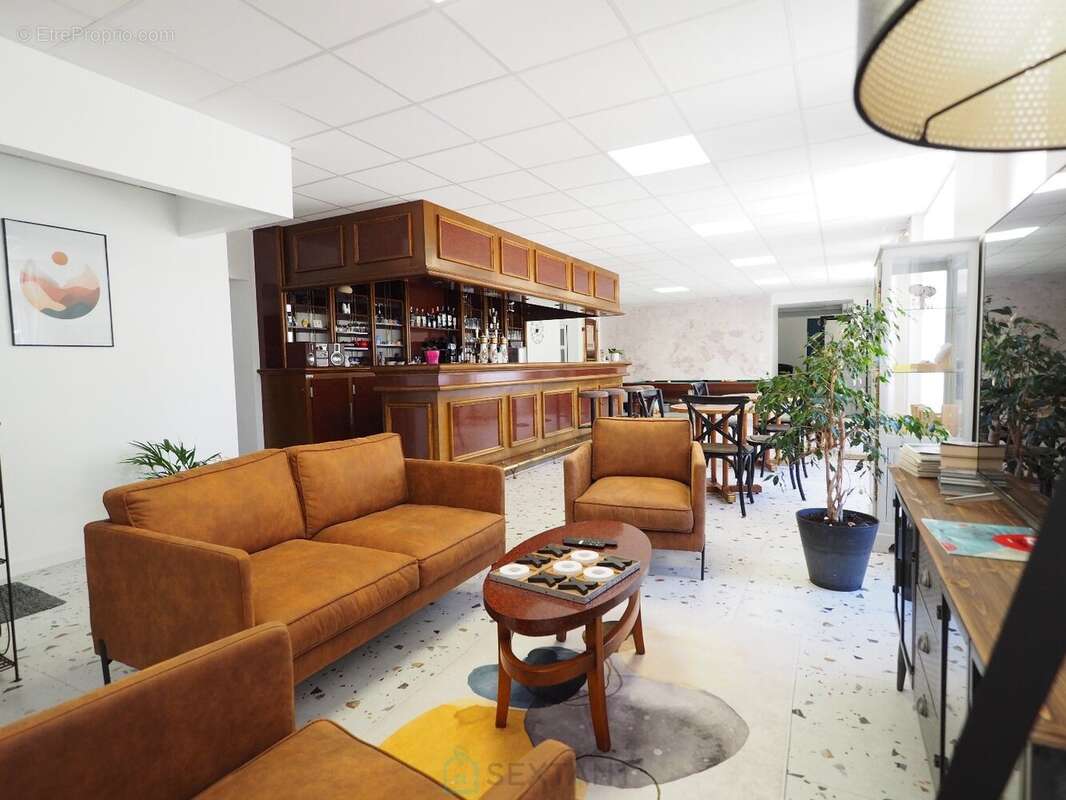 Un cadre atypique, une bâtisse en pierres récemment rénovée et équipée à neuf : Chambres d'hôtes, salle sports - fitness, espace - photo 4