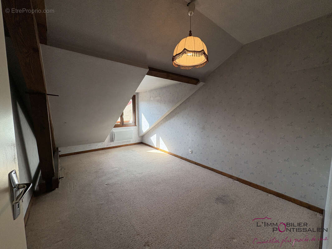 Pontarlier - centre ville : appartement de type 4 avec cave et garage - photo 12