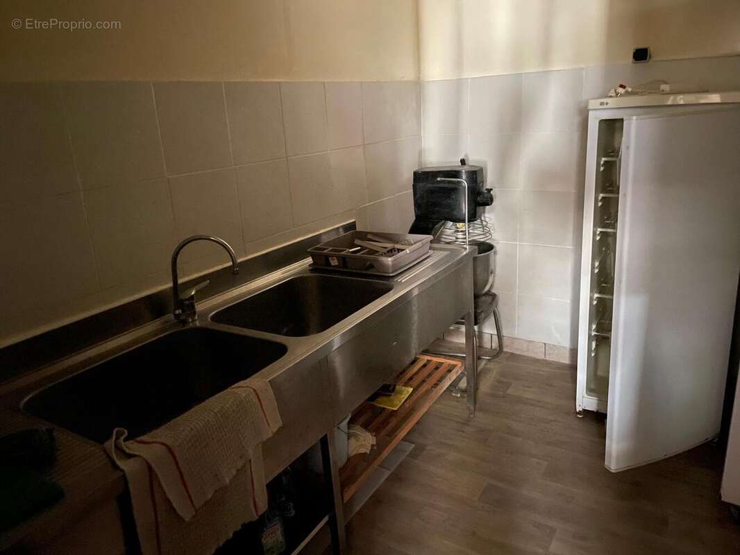   - Commerce à AUBENAS