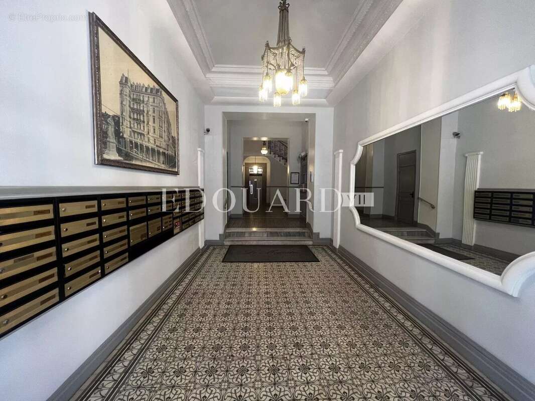 Vaste trois pièces à vendre avec belle vue sur la ville jusqu’à la mer, en plein centre de Menton - photo 11
